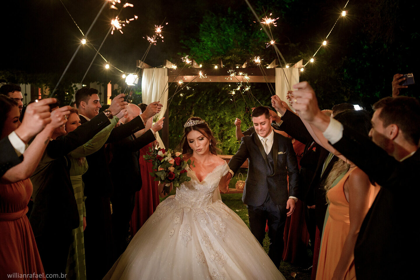 Casamento ao cair da noite na Casa de Pedra em Gravataí - RS - Casamento do Mauro e da Taila Casamento ao cair da noite na Casa de Pedra em Gravataí - RS - Casamento do Mauro e da Taila