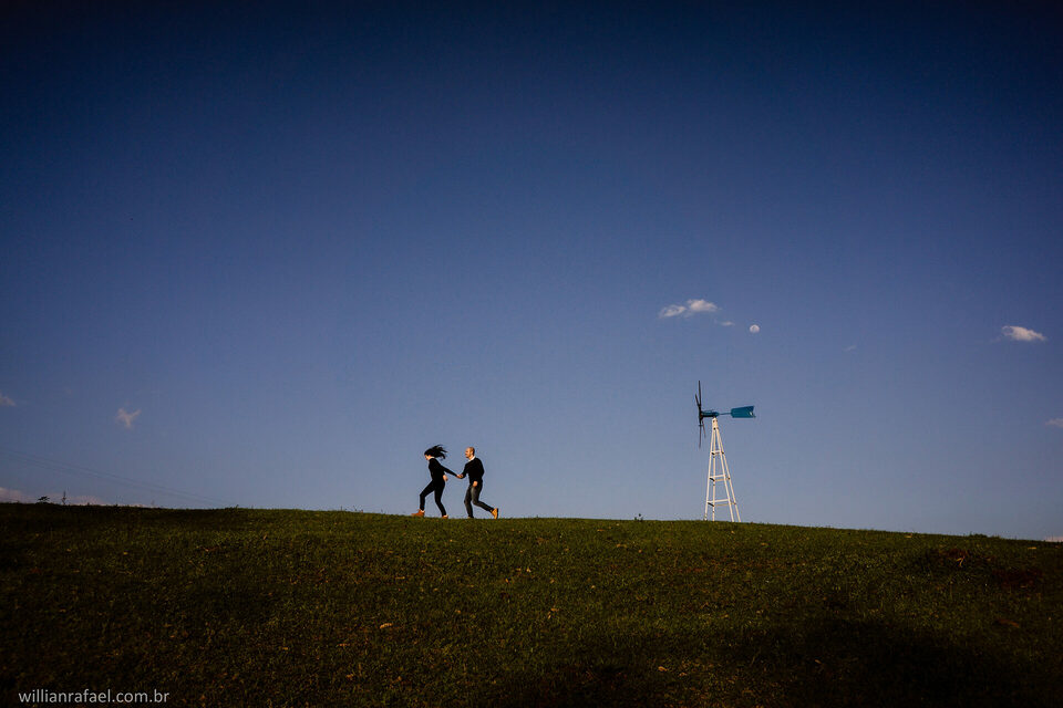 Fotos de pré casamento em casa rústica ao entardecer do Henrique e Raquel