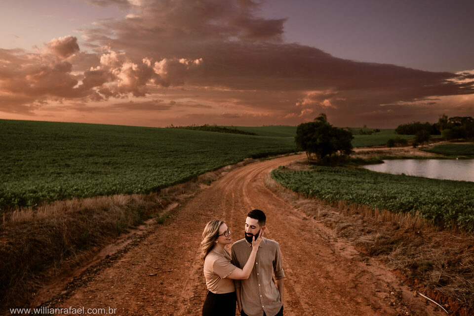 Ensaio fotográfico de pré casamento ao entardecer no campo - Dener e Natalia - São Jerônimo - RS