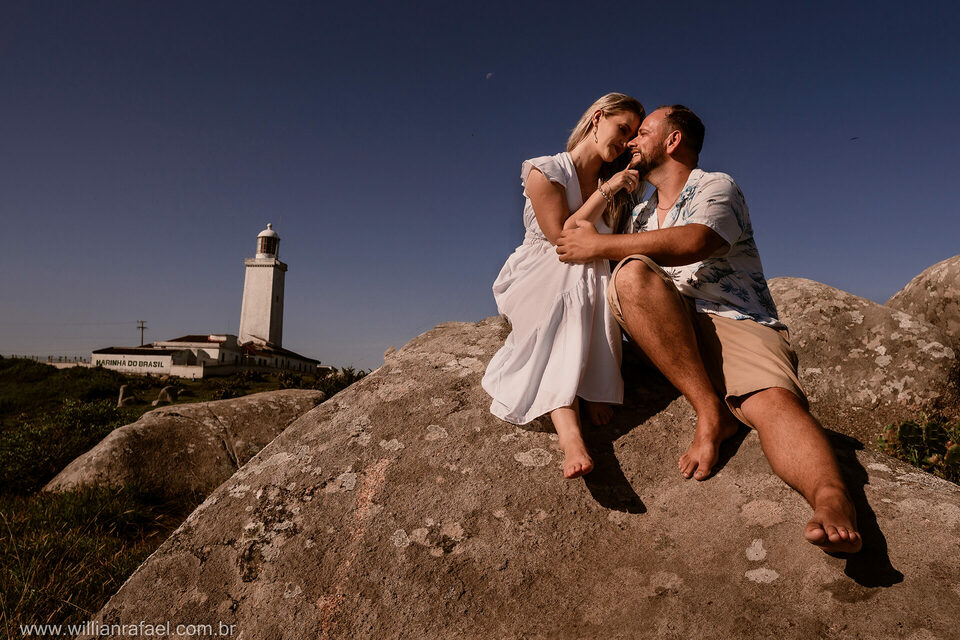 Pré Weddingo no fim da tarde no Farol de Santa Marta em SC - Élen e Geferson