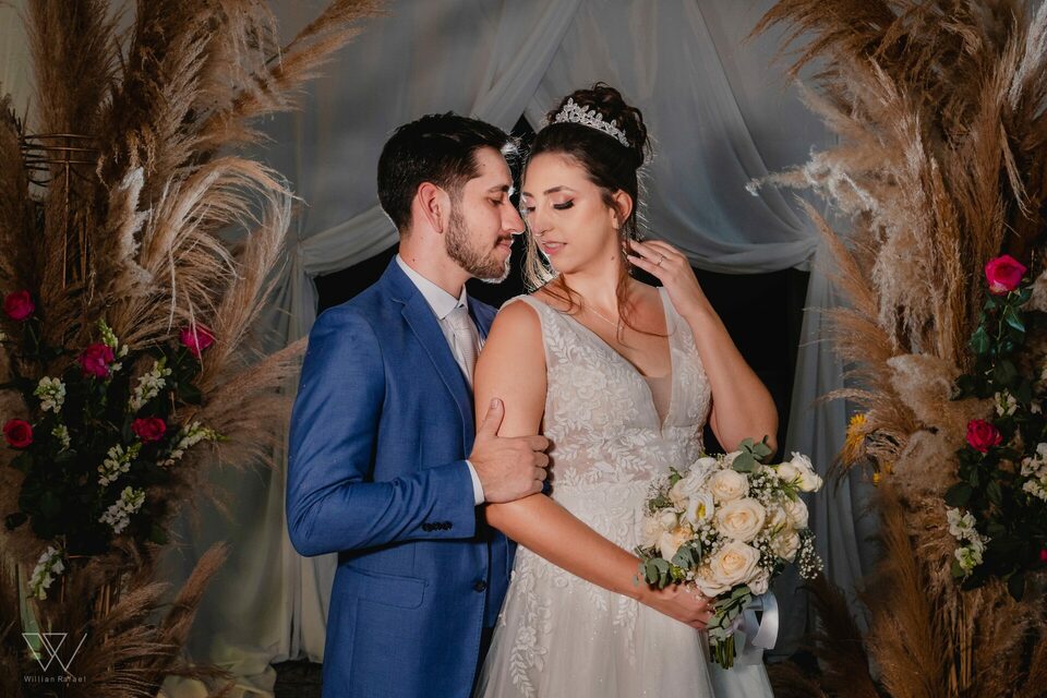 Casamento clássico na Igreja catolica a noite da Amanda e do Leonardo